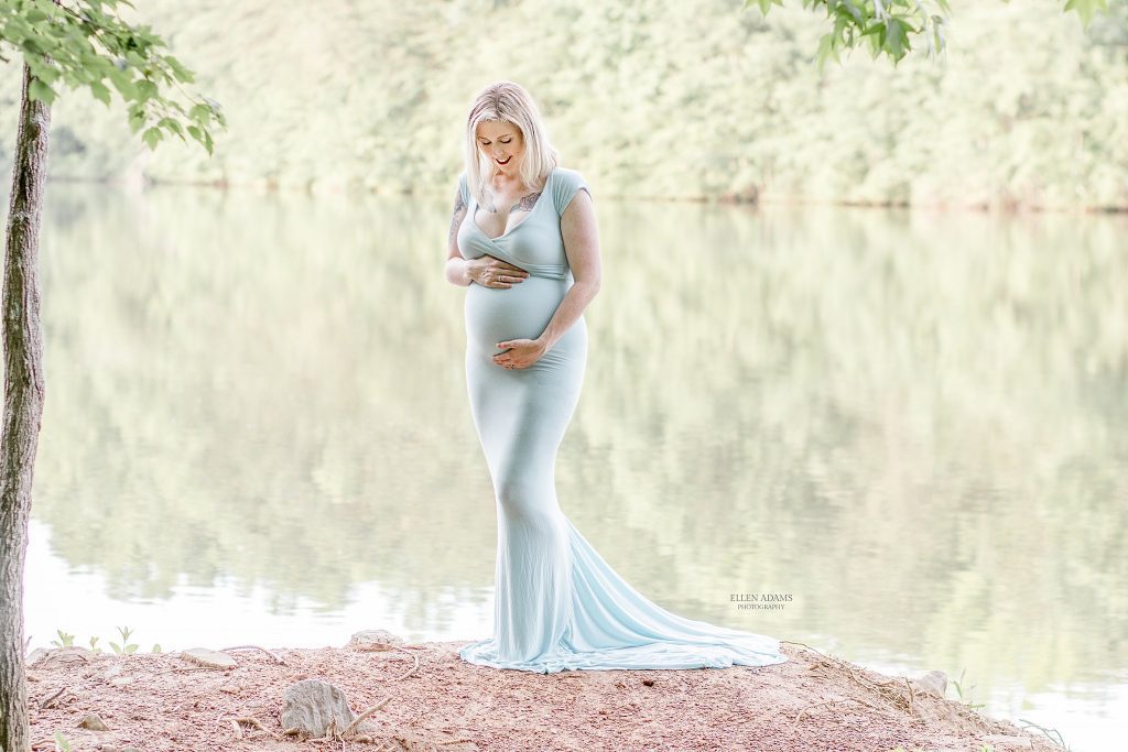 Huntsville, AL maternity photographer Ellen Adams Photography captured this image of a pregnant mom.