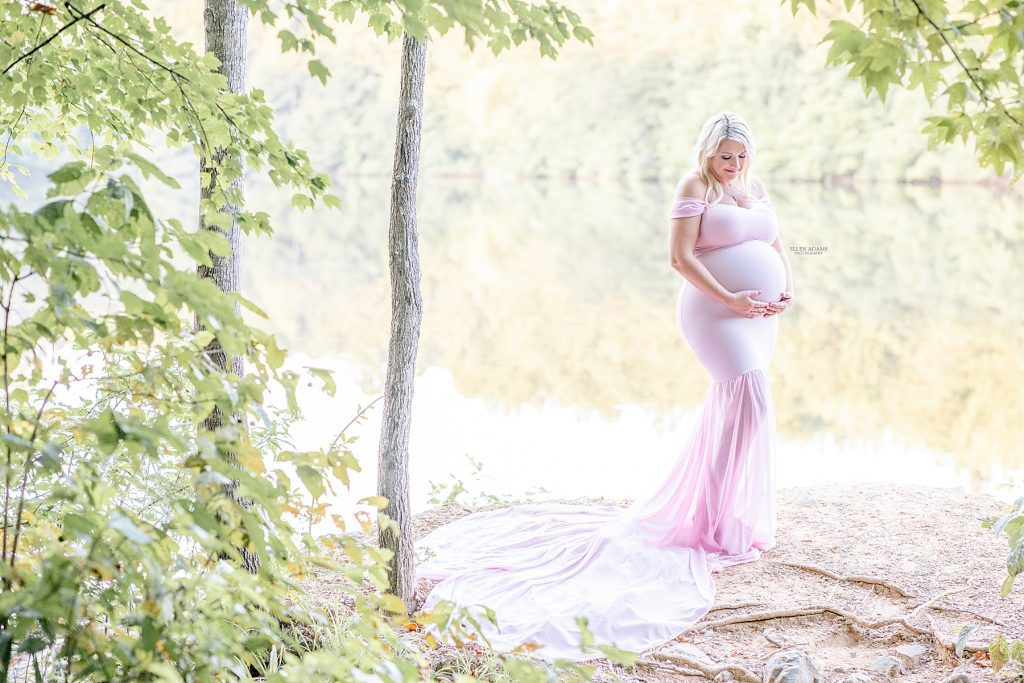 Maternity photography in Huntsville, AL by Ellen Adams Photography showing you what to wear for your maternity photoshoot.